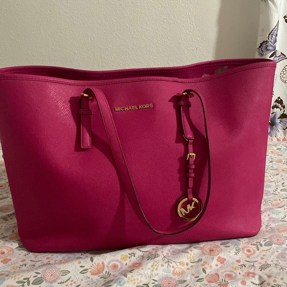 Fuchsia Michael Kors handbag 🌸🌸